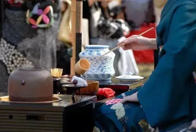 言灵（Kotodama）：为什么日本女人说话总是轻声细语，却能掌控全家？揭秘语言里的“顶级风水”